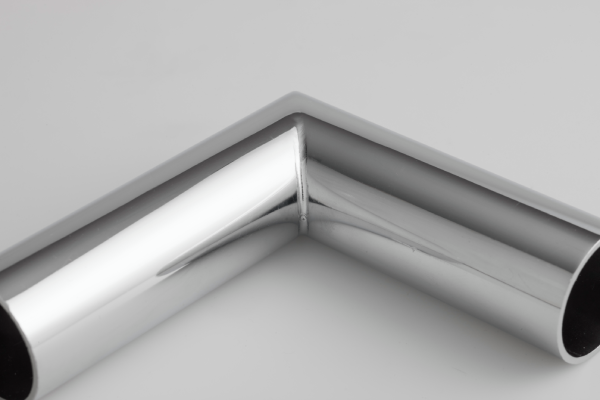 Saldatura dell'alluminio. Tubo in alluminio saldato a forma di L.