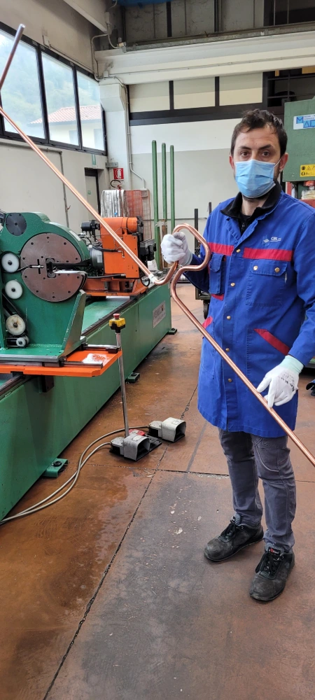 Operaio di Ricos durante una lavorazione per il Progetto ITER mentre indossa i DPI.